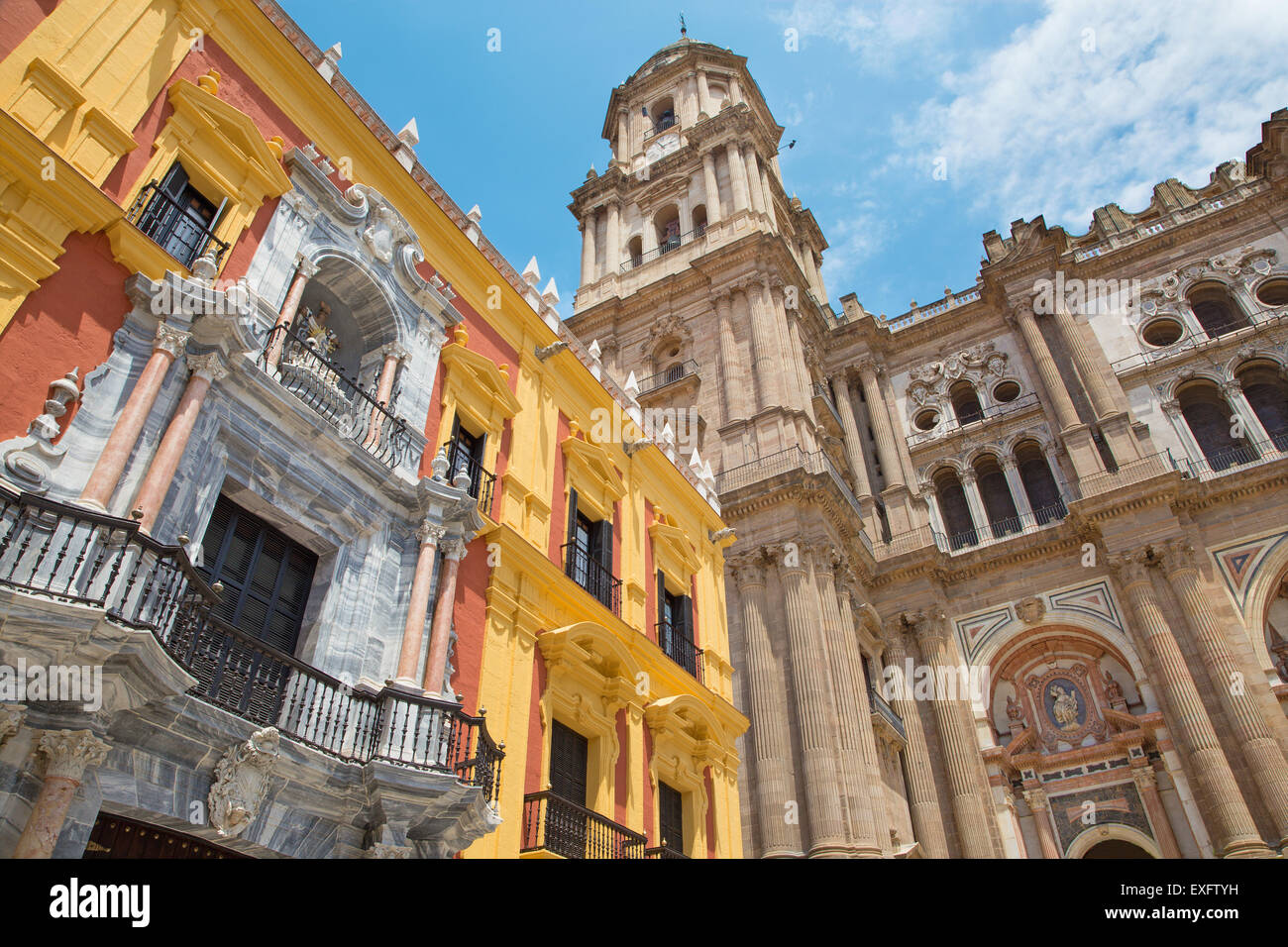 Malaga - der Dom-Turm und die barocke Fassade der Bischofspalast. Stockfoto