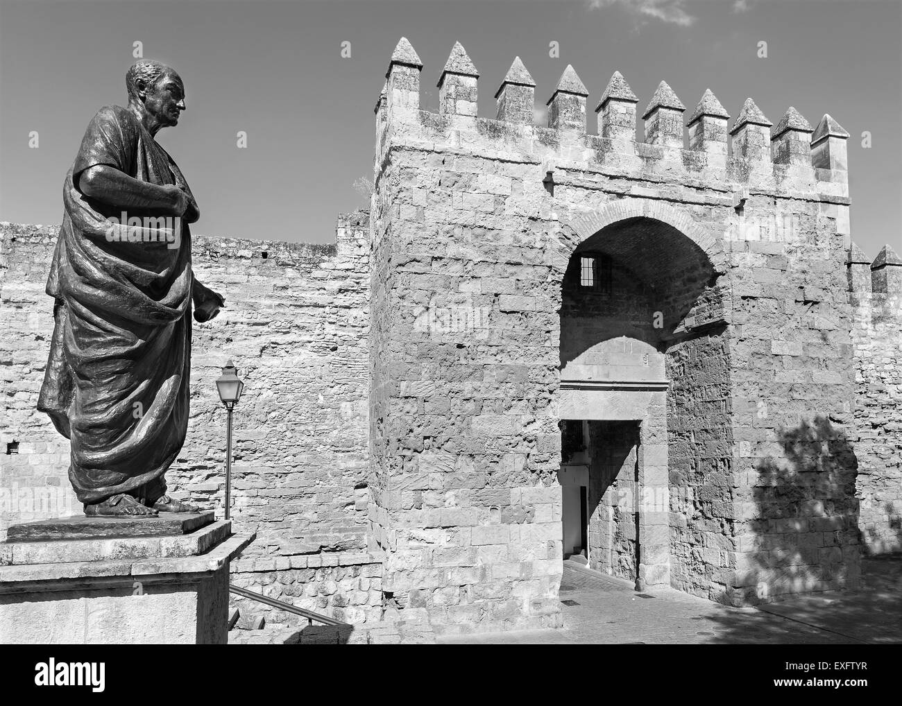 Cordoba - die Statue des Philosophen Lucius Annaeus Seneca der jüngere von Amadeo Ruiz Olmos (1913 – 1993) und mittelalterliche Tor Puerto Stockfoto
