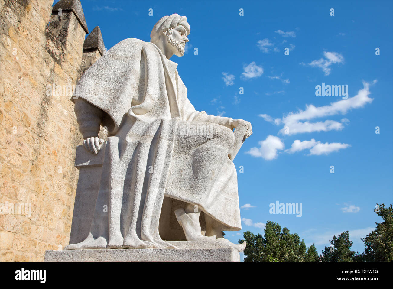 Cordoba - die Statue des mittelalterlichen arabischen Philosophen Averroes von Pablo Yusti Conejo (1967) und der mittelalterlichen Stadtmauer. Stockfoto