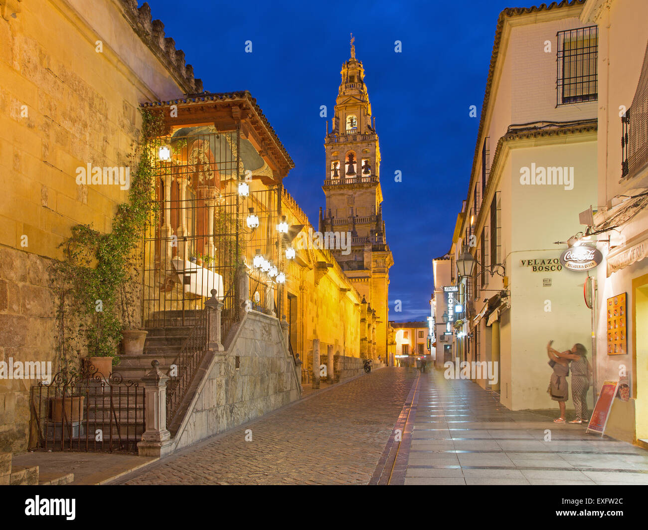 Cordoba - Dom-Turm und Mauern in der Abenddämmerung. Stockfoto