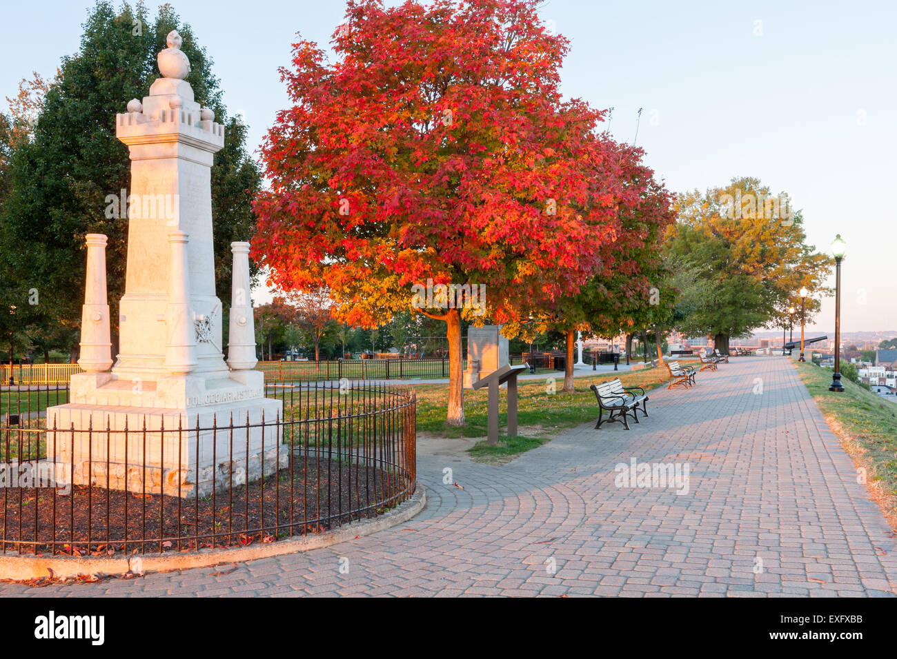 Eine herbstliche Ansicht der Federal Hill Park, darunter das Monument Lt. Colonel George Armistead, in Baltimore, Maryland. Stockfoto