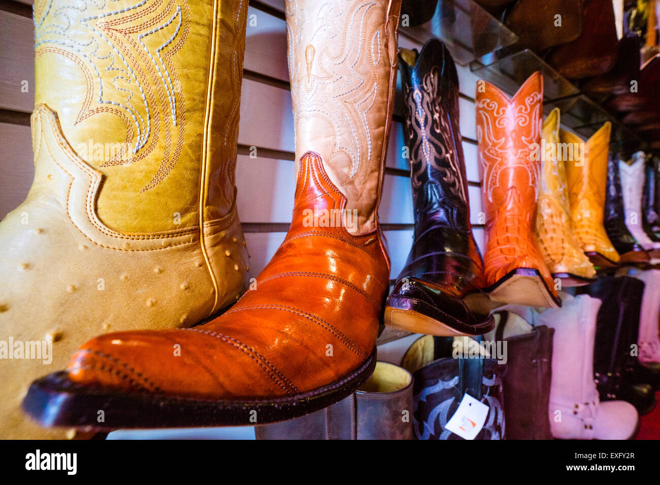 Mexikanische Spitzen Stiefel, Cowboy-Stiefel mit länglichen Zehen auf dem  Display in einem Laden in Oaxaca, Mexiko Stockfotografie - Alamy