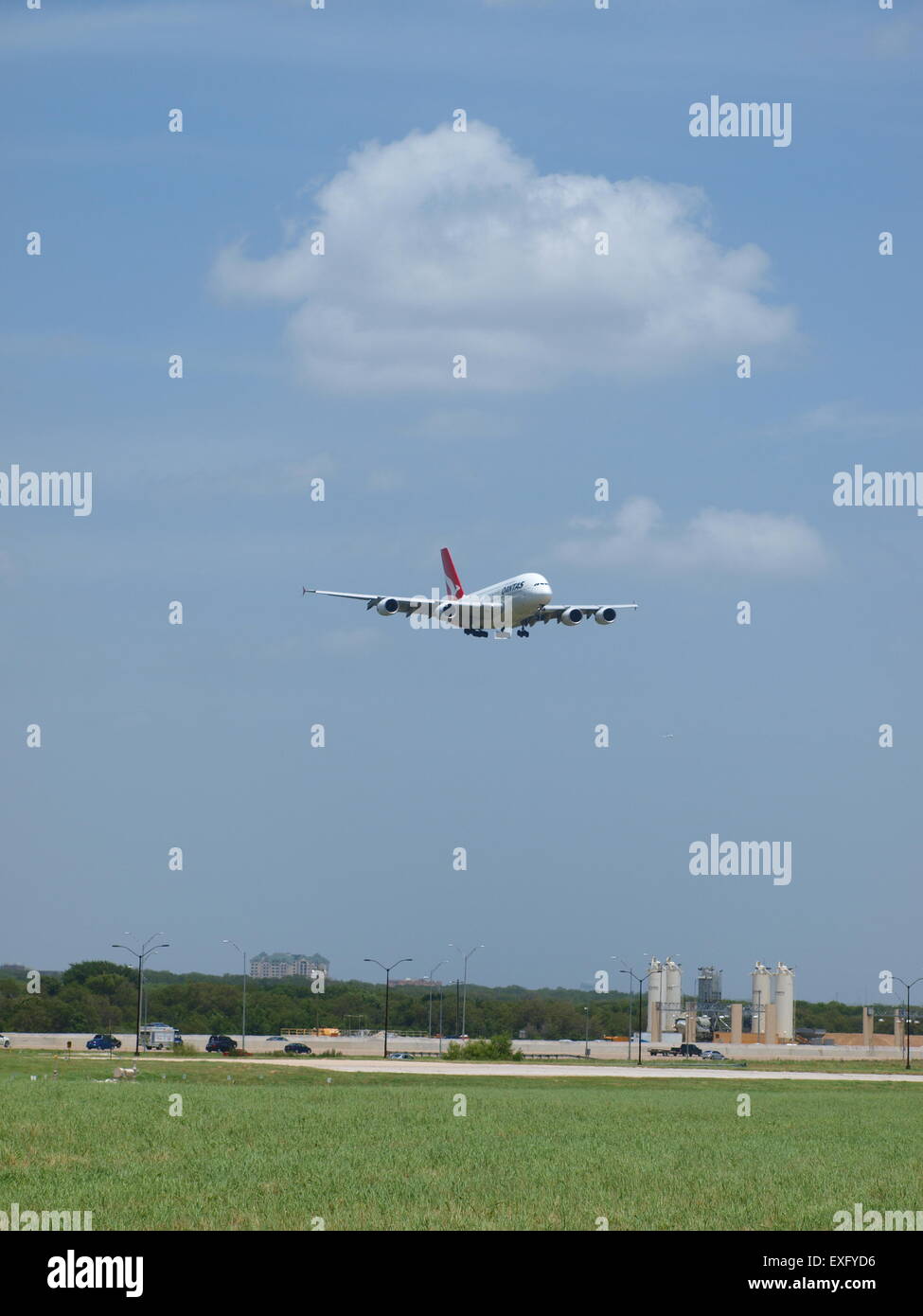 Schwere Flugzeuge landen auf schwere Pisten des DFW Internationa Stockfoto