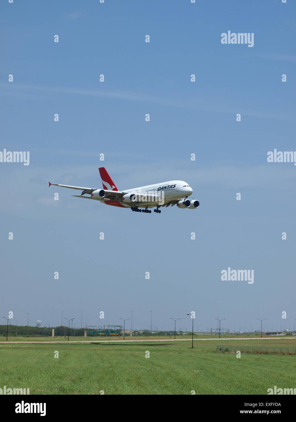 Schwere Flugzeuge landen auf schwere Pisten des DFW Internationa Stockfoto