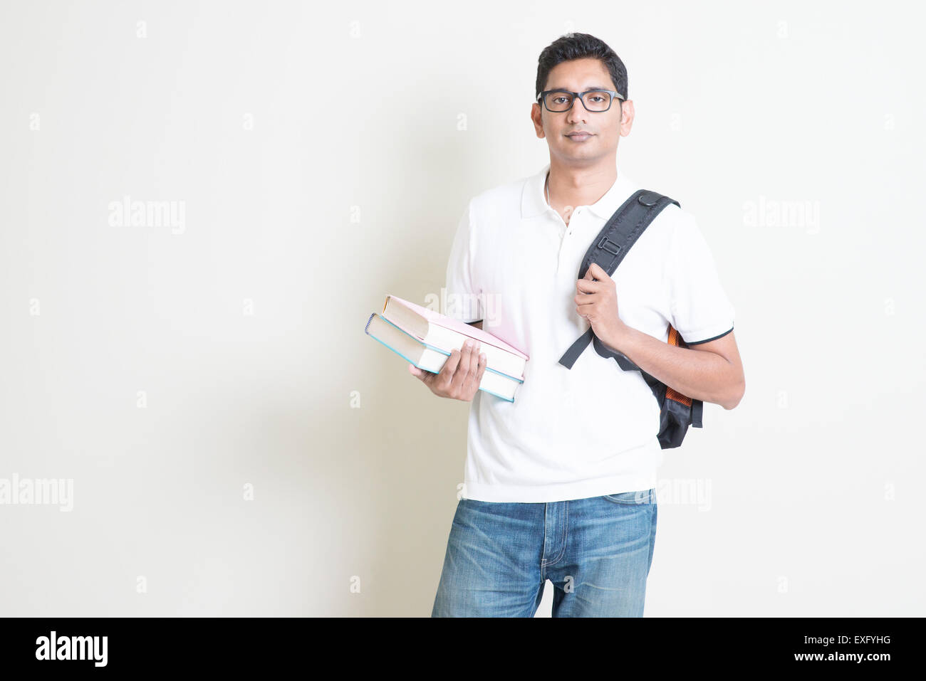 Porträt der indischen College-Student mit Büchern und Rucksack. Asiatischen Mann auf einfarbigen Hintergrund mit Schatten und Kopie. H Stockfoto