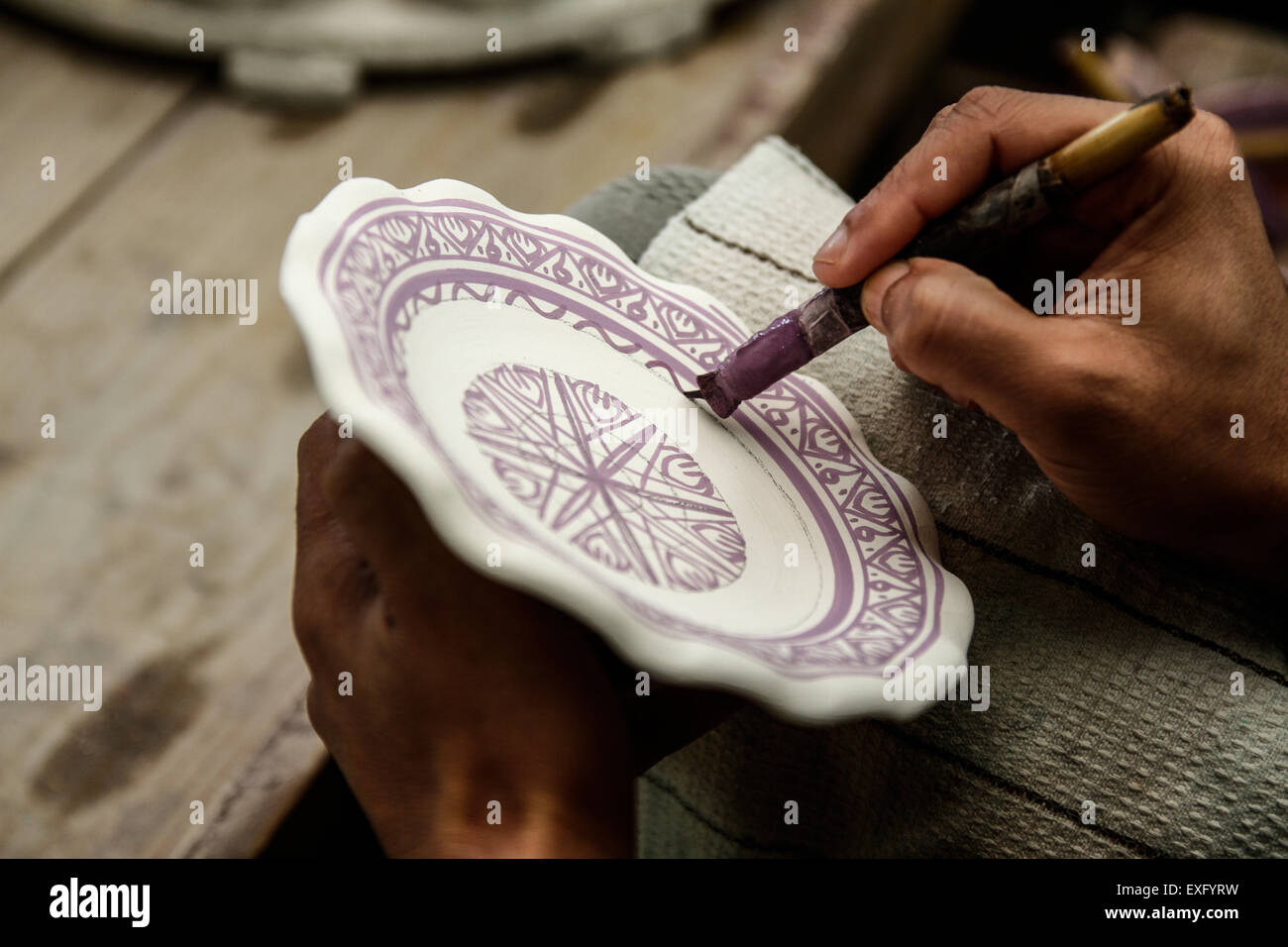 Traditionelle marokkanische Keramikplatte mit Kunsthandwerkerzeichnungen Stockfoto