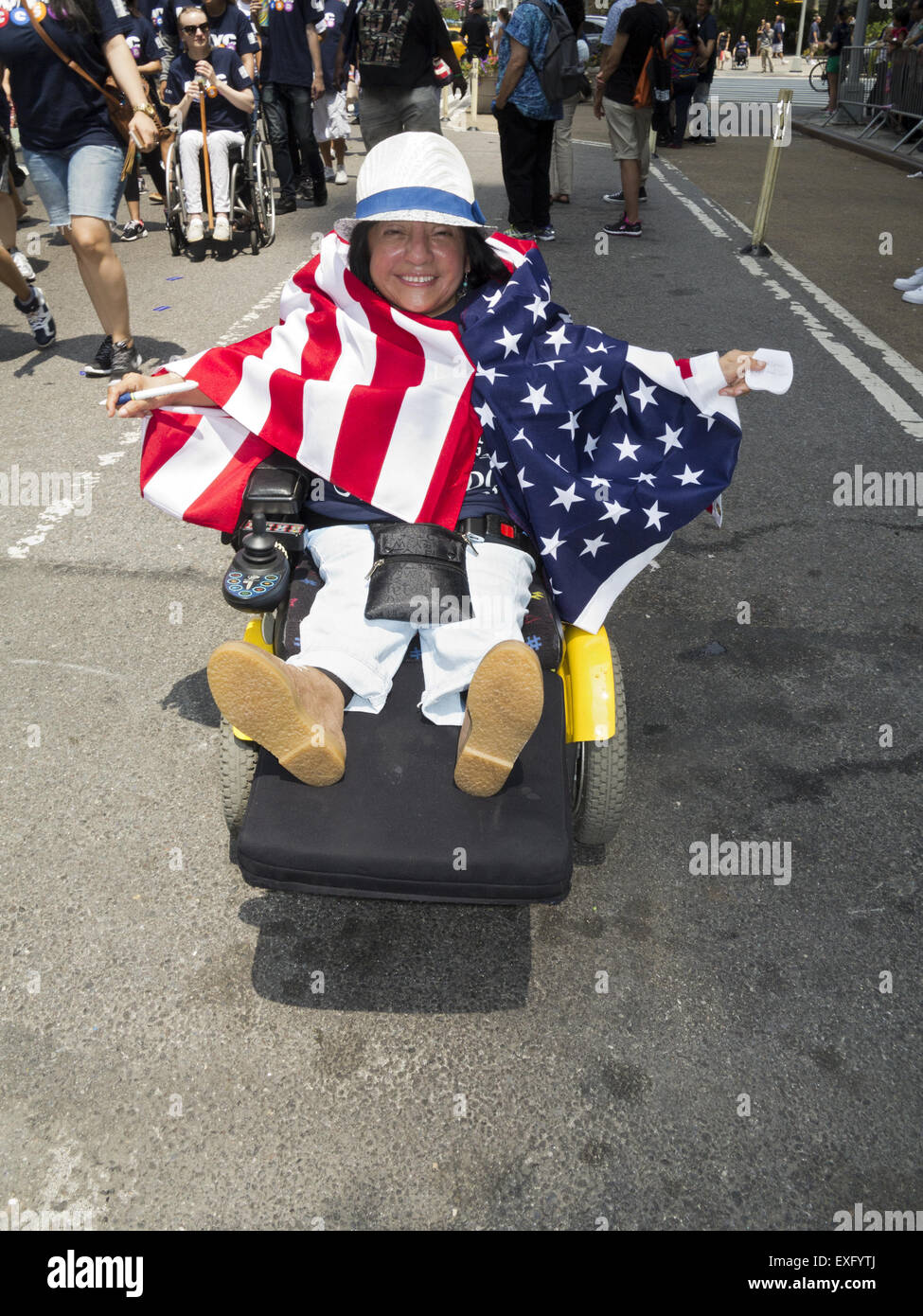 Menschen mit Behinderungen und ihre Anhänger marschieren in die erste jährliche Disability Pride Parade in New York am 12. Juli 2015. Stockfoto