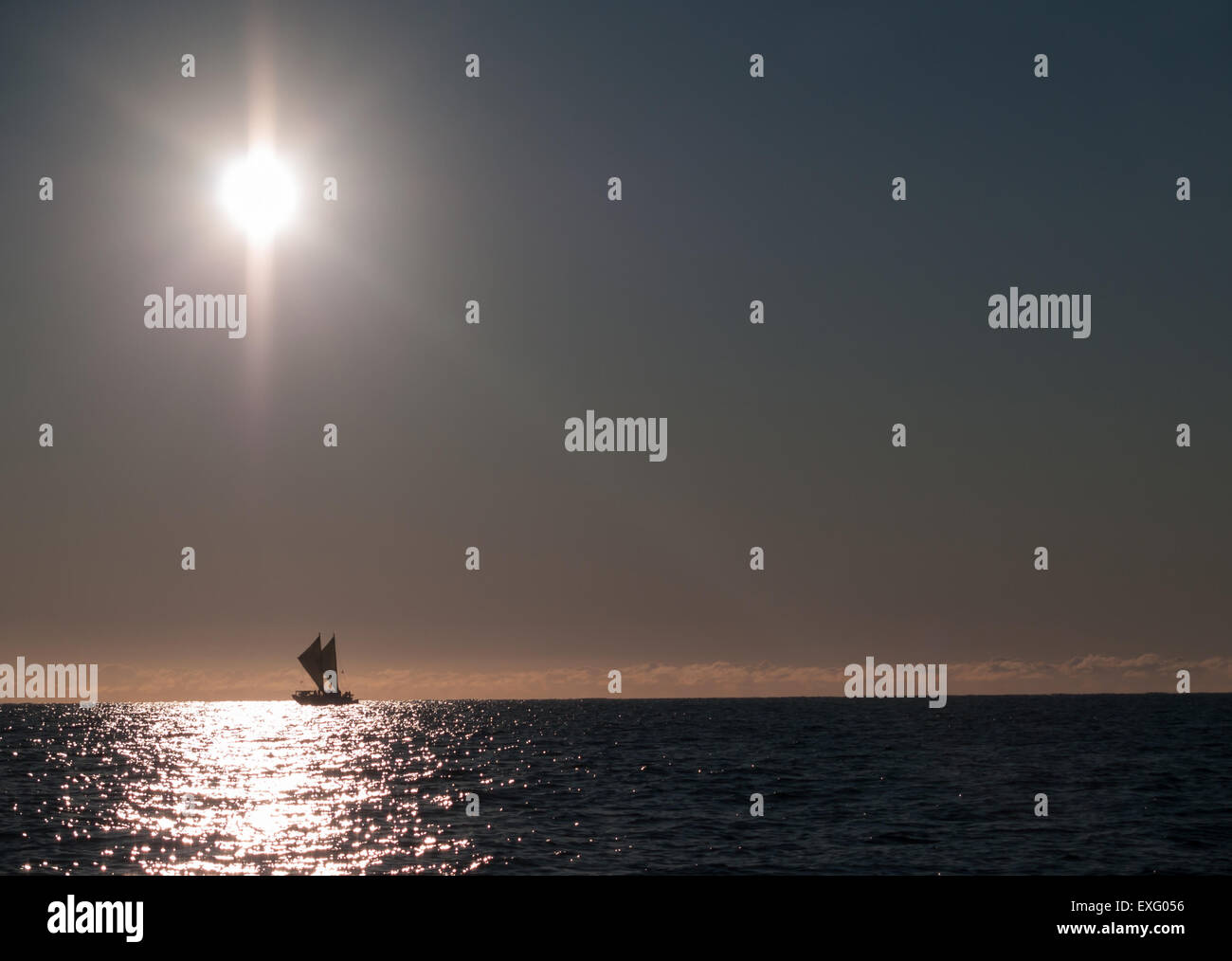 Maori Segeln Waka Tauranga Küste am Horizont bald nach Sonnenaufgang. Stockfoto