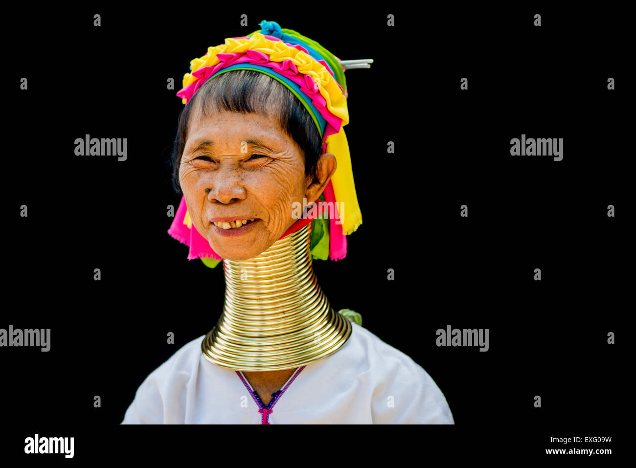 Senior-Kayan Hügel Stamm Frau Porträt vor einem schwarzen Hintergrund in Chiang Mai, Thailand, Asien. Stockfoto