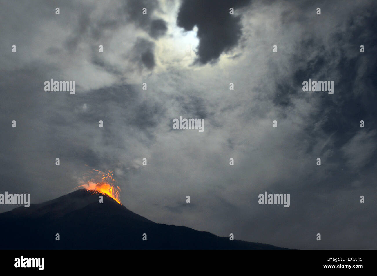 Nacht-Ausbruch. Vulkan Tungurahua, Ecuador Stockfoto