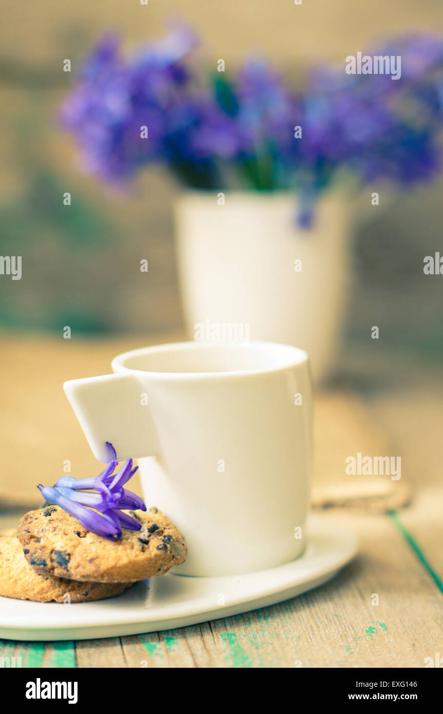 Tasse frischem Kräutertee mit Minze auf Holztisch Stockfoto