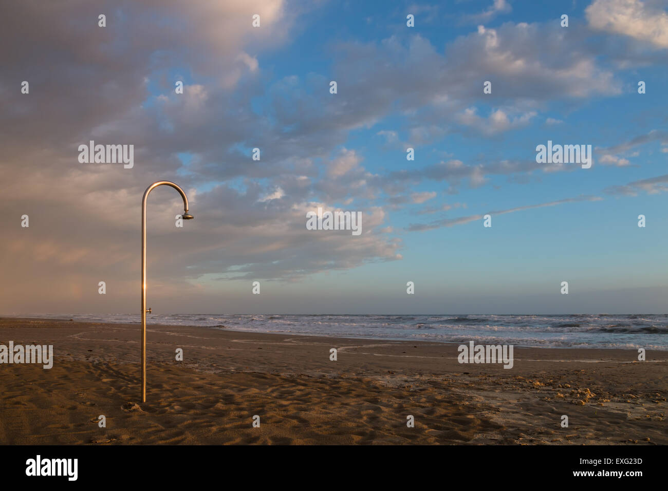 Edelstahl-Dusche am Strand in einem Seegang windig und bewölkt-Abend Stockfoto