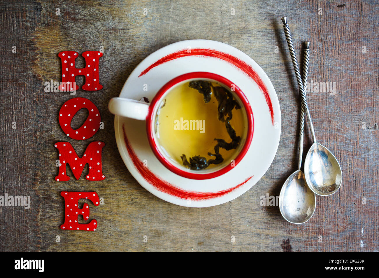 Tasse grüner Tee und Home-Wort auf den alten hölzernen Hintergrund Stockfoto