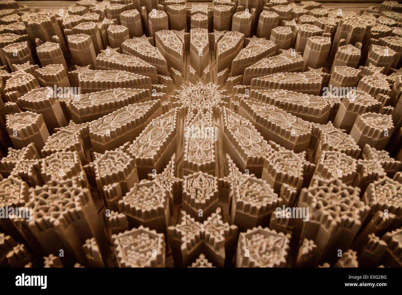 Feine marokkanische Zellige-Motive an der 3D-Gipsdecke Stockfoto