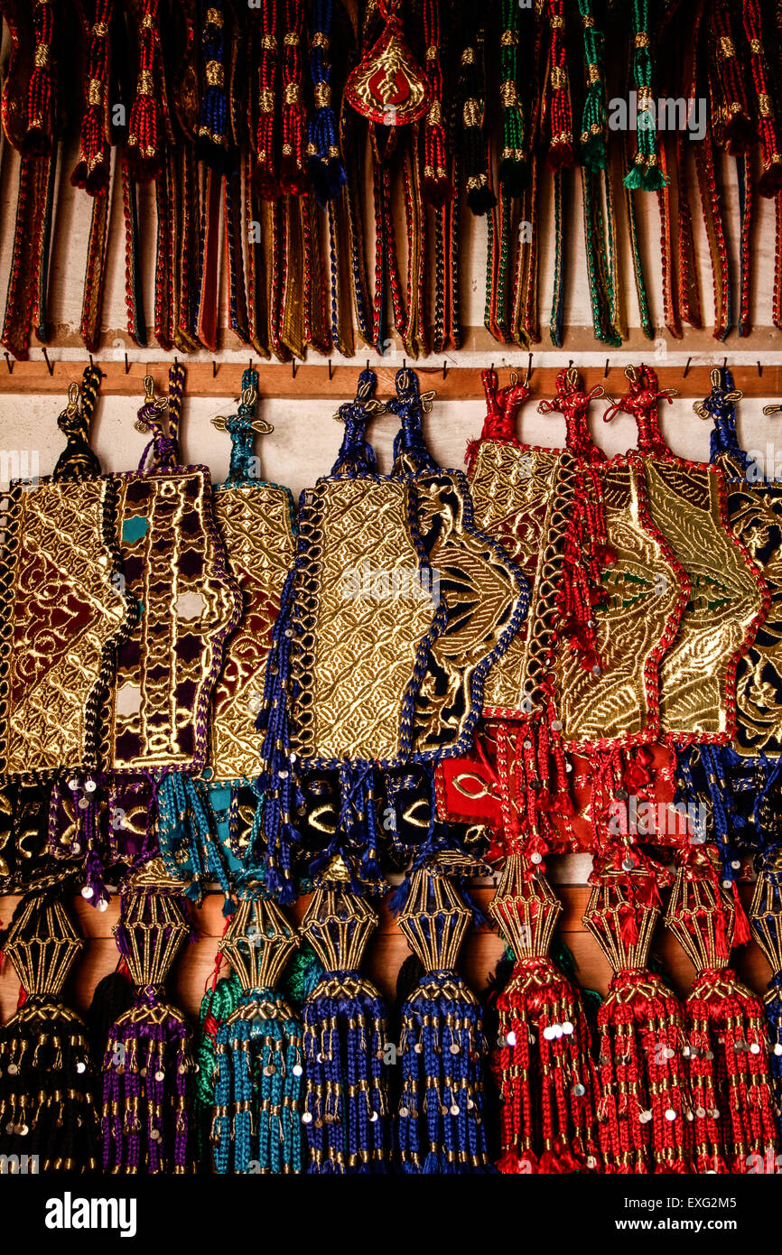 Handgefertigte, handbestickte Dekorationen für traditionelle arabische Pferdekressage in Fantasia Stockfoto