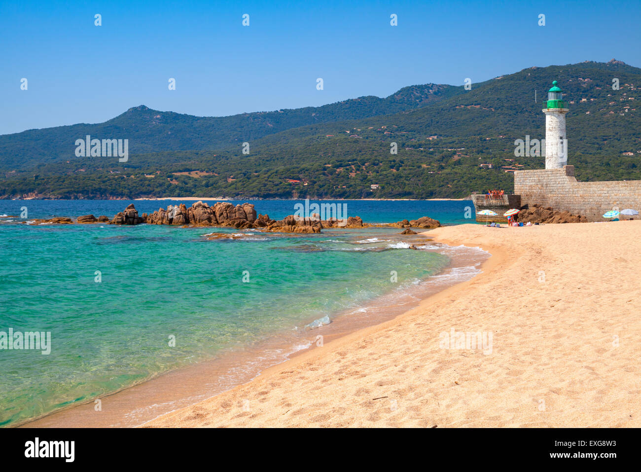 Sandy Beach und Leuchtturm Turm. Küstenlandschaft der Stadt Propriano, Korsika, Frankreich Stockfoto