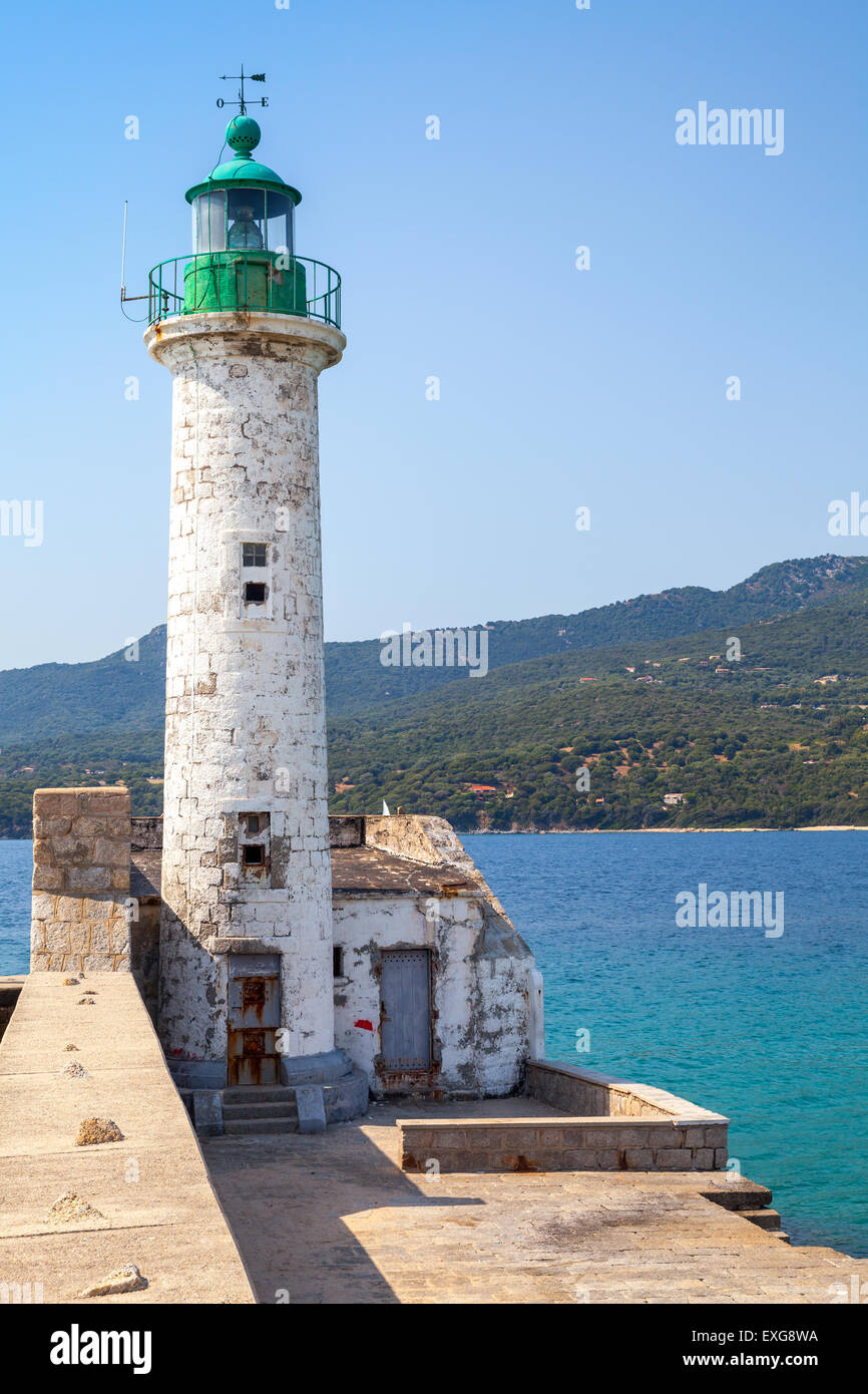 Weißen Leuchtturm mit grüne Spitze. Eingang zum Hafen von Propriano, Korsika, Frankreich Stockfoto
