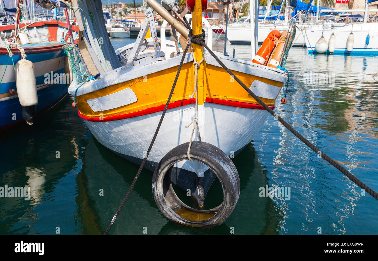 Kleine bunte hölzerne Angelboot/Fischerboot vor Anker in der Stadt Propriano, Korsika, Frankreich Stockfoto