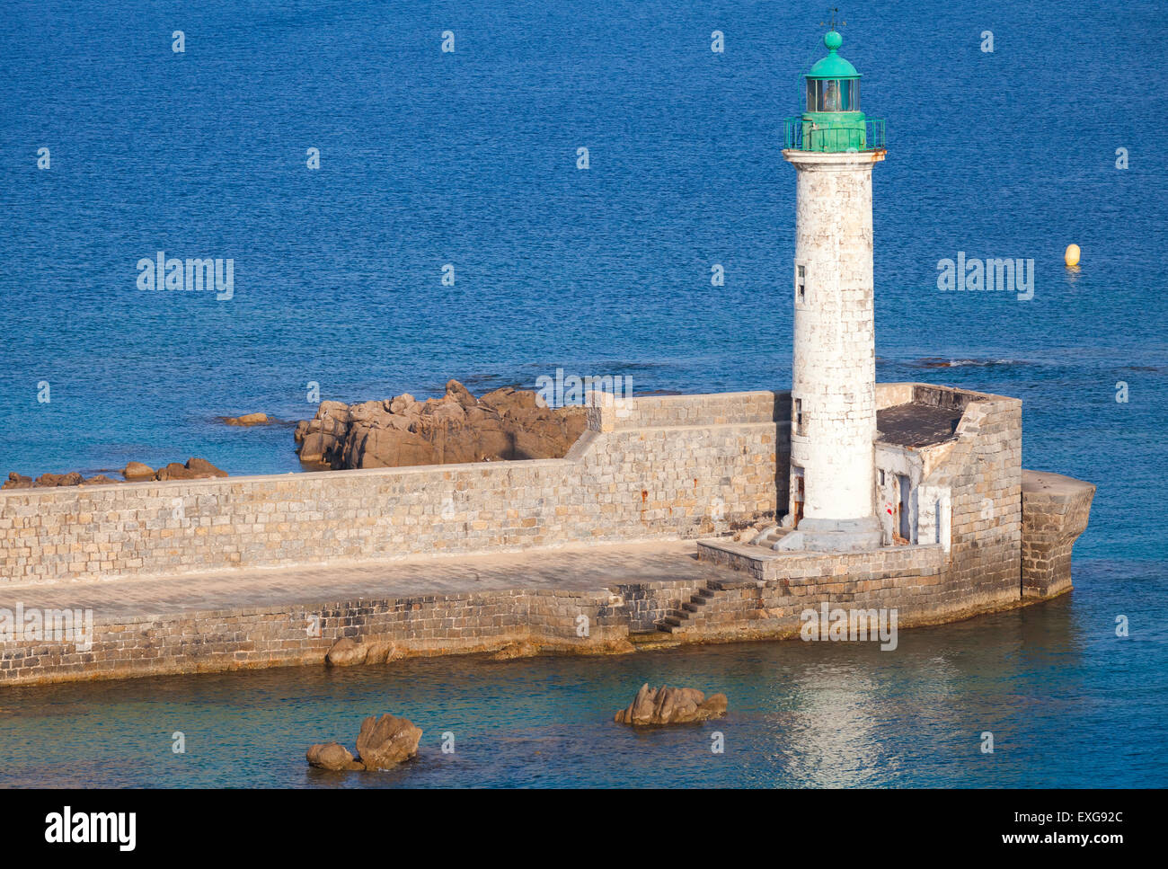 Weißen Leuchtturm mit grüne Spitze. Eingang zum Hafen von Propriano, Korsika, Frankreich Stockfoto