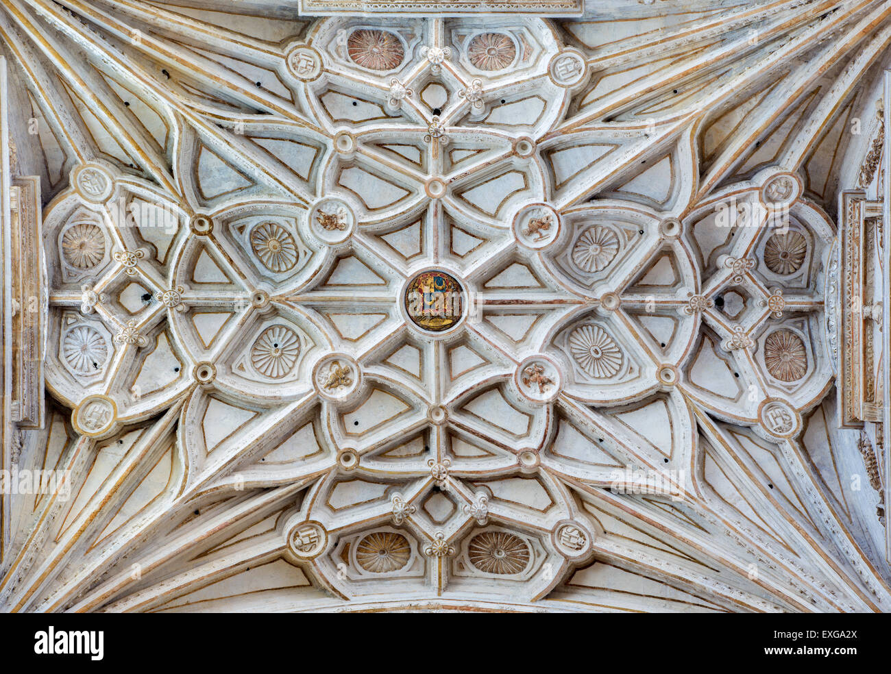 CORDOBA, Spanien - 28. Mai 2015: Das gotische Gewölbe des Seitenschiff in der Kathedrale. Stockfoto