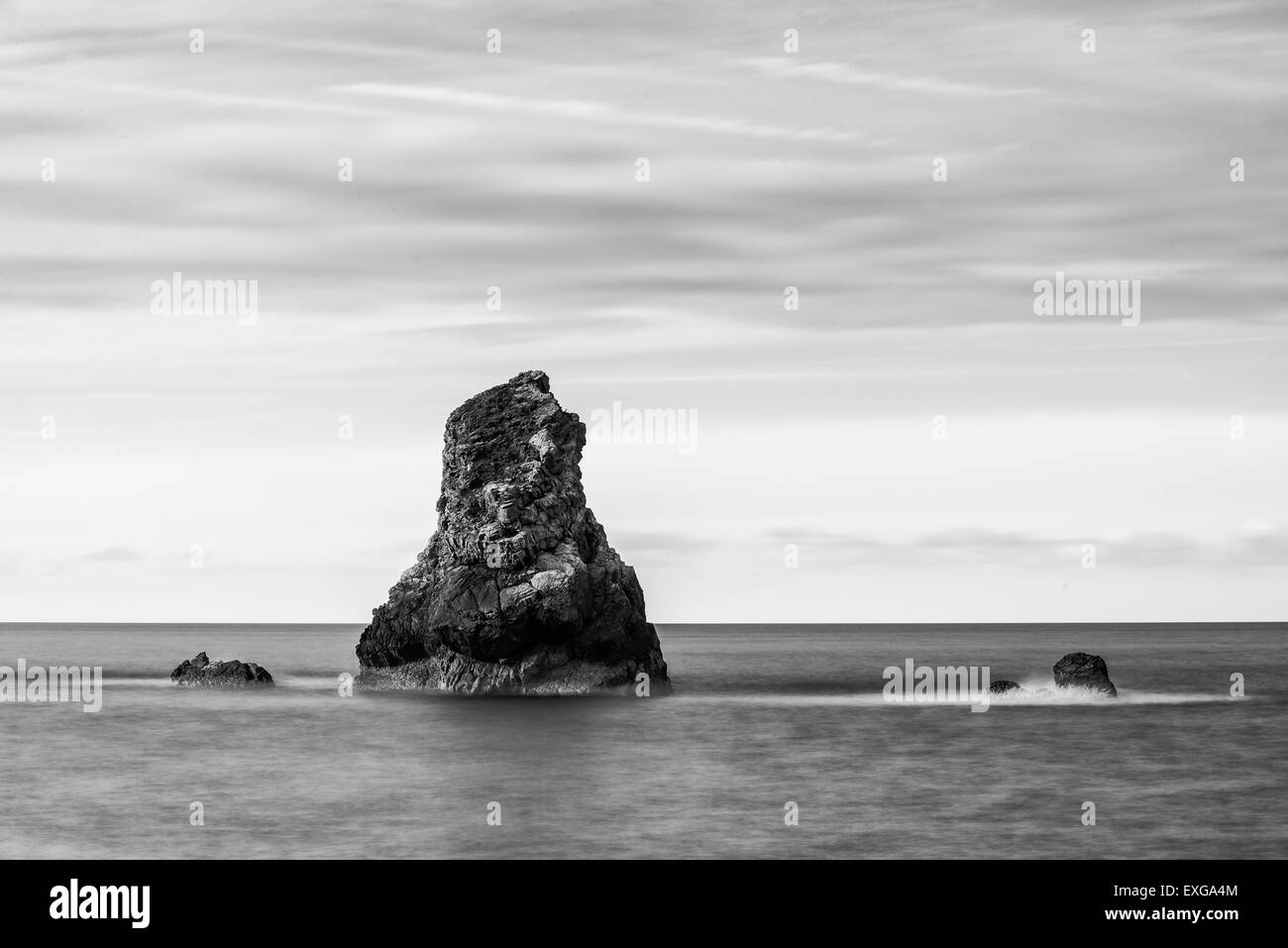 Schöne Langzeitbelichtung friedliche Landschaft der Felsen im Meer in schwarz / weiß Stockfoto