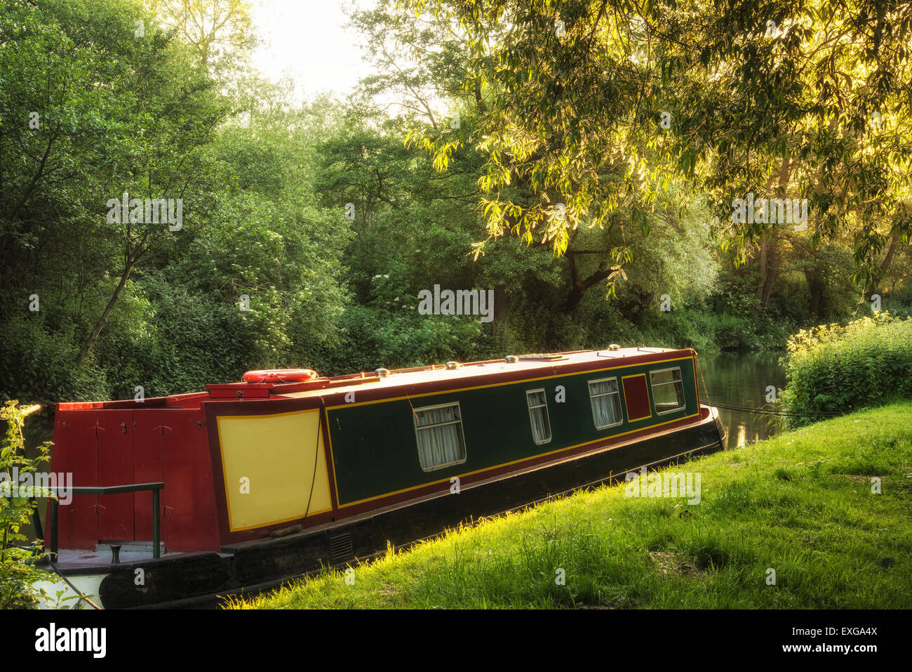 Schönen Sommer Sonnenaufgang Landschaft der Lastkahn langes Boot am Kanal Stockfoto