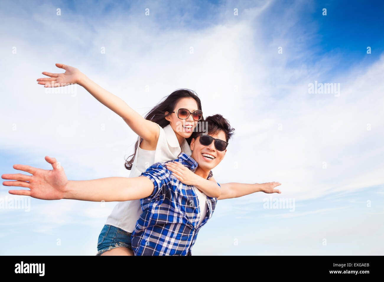glückliche junge Paar Spaß haben und genießen Sie Sommerurlaub Stockfoto