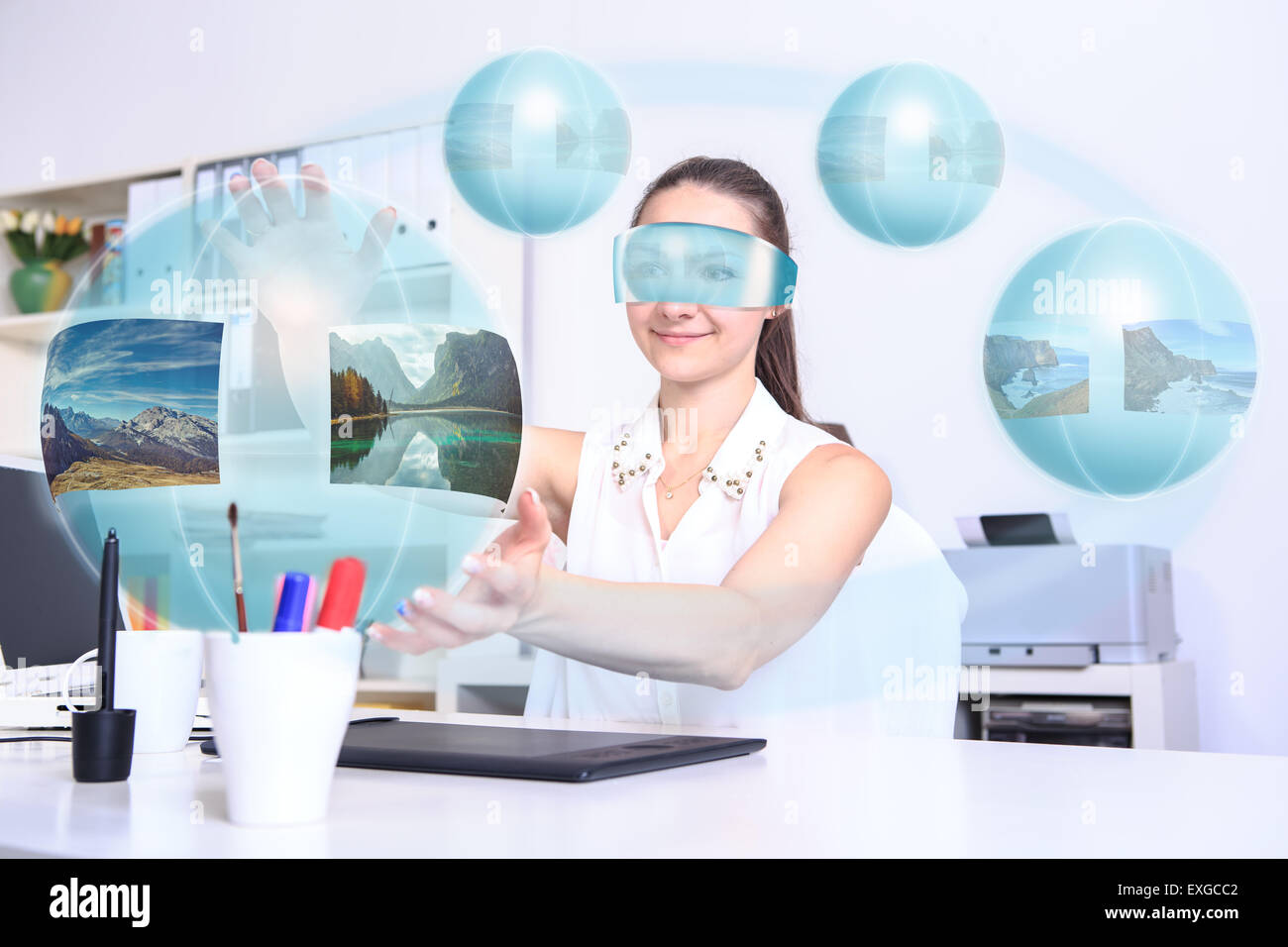 Designerin mit einem virtuellen Computer der Zukunft bei der Arbeit Stockfoto