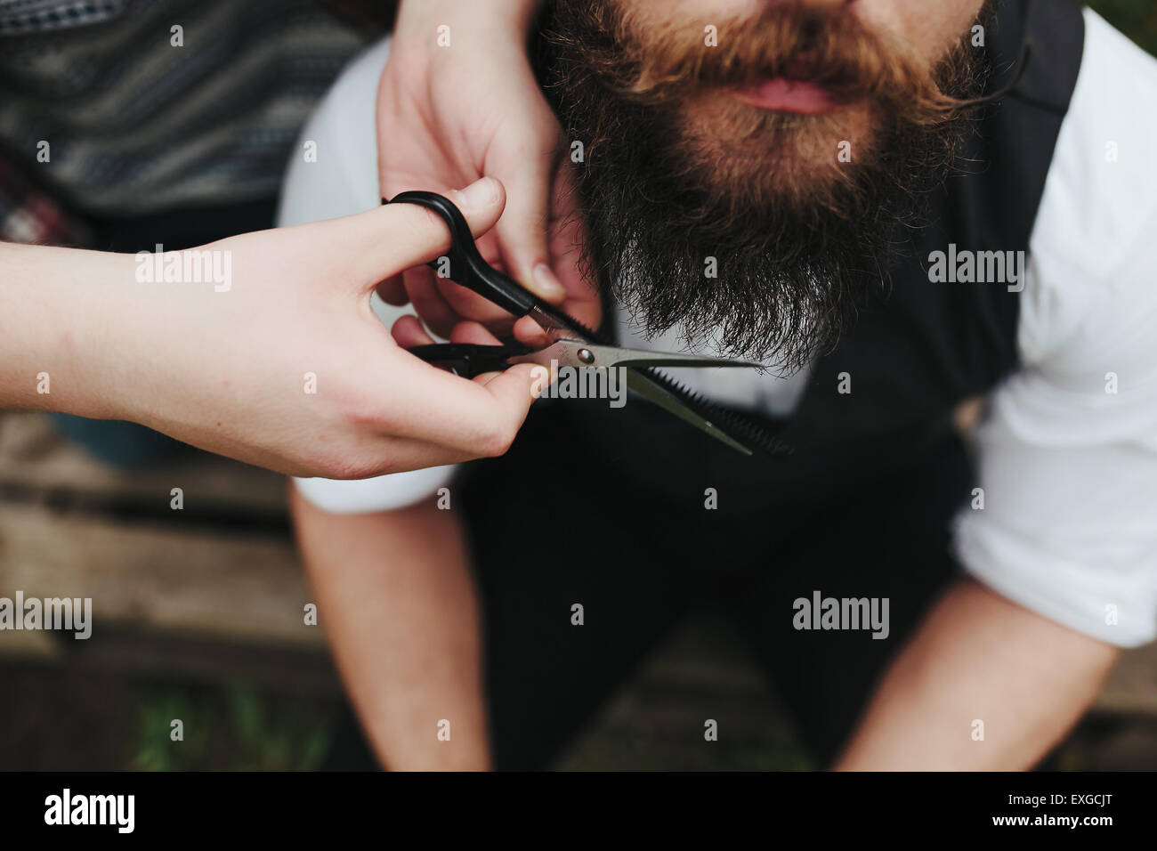 Barbier rasiert ein bärtigen Mannes Stockfoto
