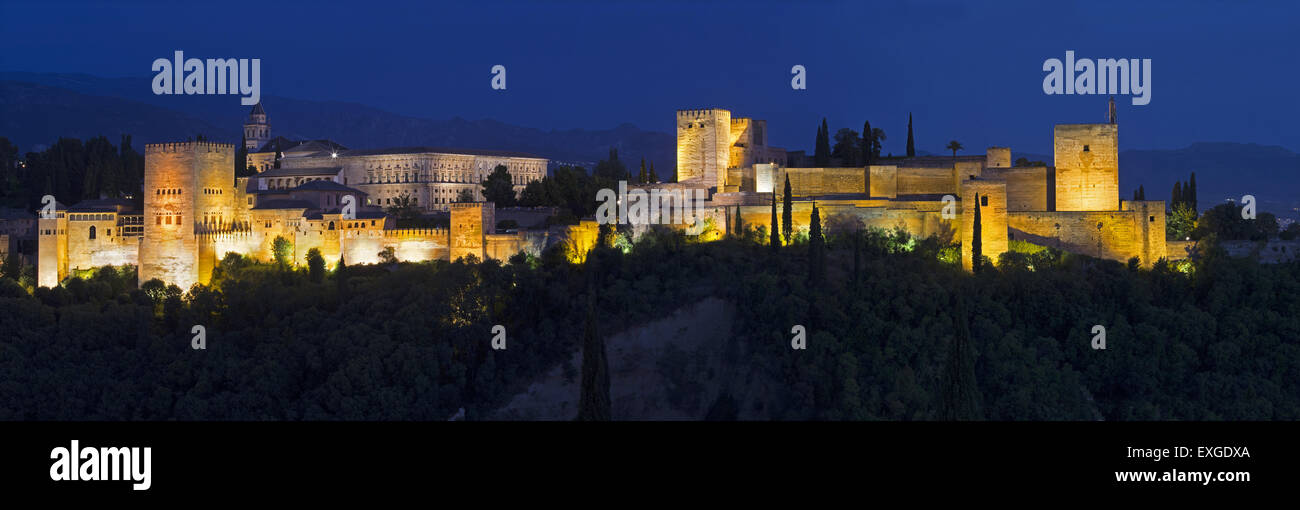 Granada - das Panorama der Alhambra-Palast und Festungsanlage in der Abenddämmerung. Stockfoto