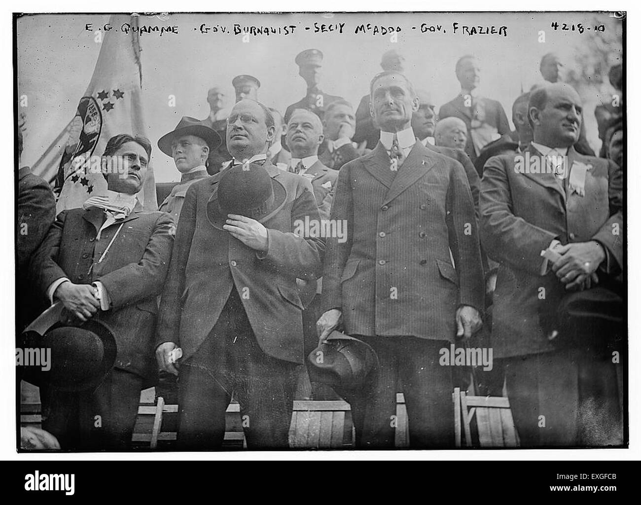 Das Foto zeigt Z. B. Quamme mit Gouverneur Burnquist, Minister McAdoo und Gouverneur Frazier, was ein politisches Treffen von Schlüsselfiguren hervorhebt. Die Veranstaltung spiegelt das politische Engagement und die Führungsstärke der damaligen Zeit wider, wobei der Schwerpunkt auf Regierungsführung und öffentlichem Dienst liegt. Stockfoto