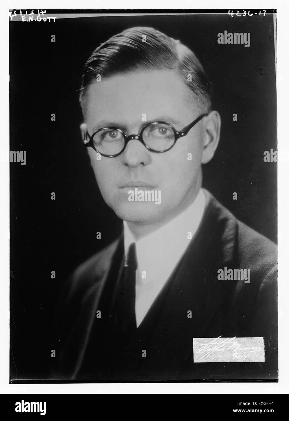 Dieses Kunstwerk von EN Gott zeigt die Schnittstelle zwischen klassischem und modernem Design und verbindet traditionelle künstlerische Elemente mit zeitgenössischen Techniken. Das Stück betont die Kraft der visuellen Wirkung und der Designtheorie und bietet eine neue Perspektive auf zeitgenössische Kunst. Stockfoto