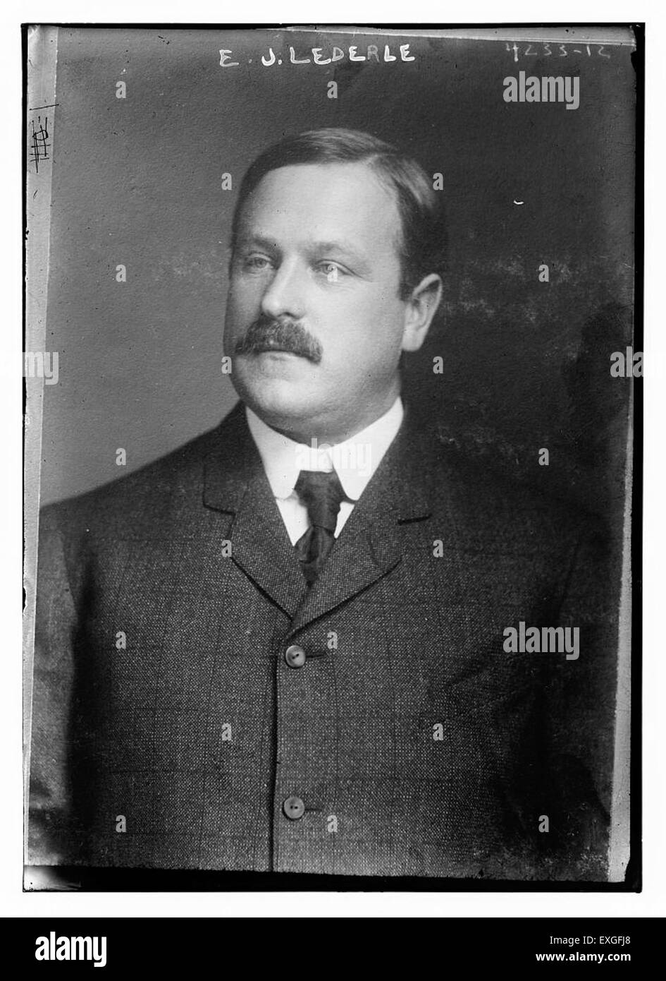 EJ Lederle war eine einflussreiche Persönlichkeit auf seinem Gebiet, bekannt für Beiträge, die Entwicklungen in verschiedenen Bereichen prägten. Seine Arbeit hat sich nachhaltig auf die Branche ausgewirkt, wobei der Schwerpunkt auf Innovation und Fortschritt lag. Stockfoto