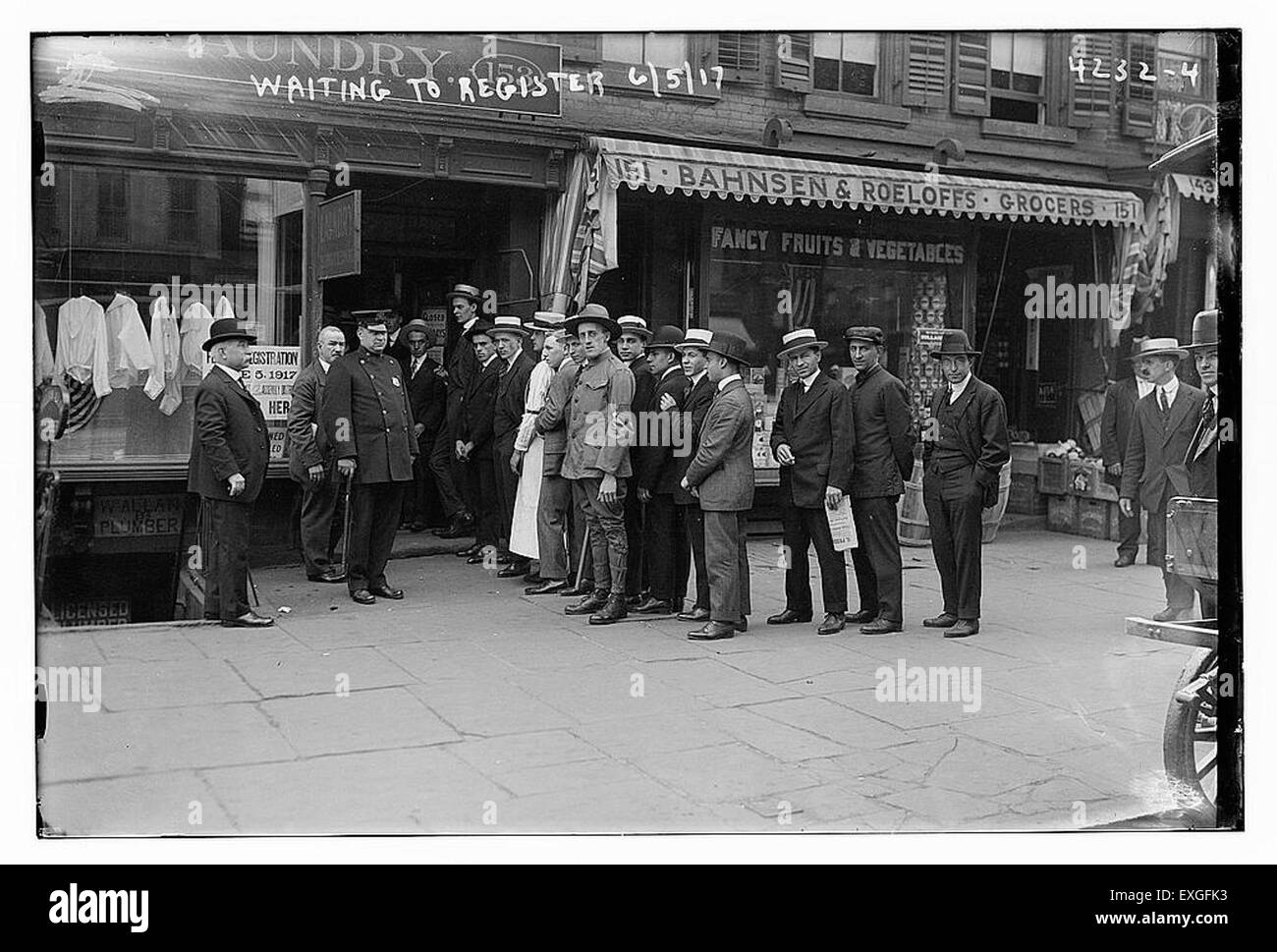 Dieses Bild erfasst einen Moment der Vorfreude, während einzelne auf die Registrierung warten, möglicherweise für ein historisches Ereignis oder einen offiziellen Prozess. Die Szene spiegelt die ruhige Spannung in einem öffentlichen Raum wider. Stockfoto