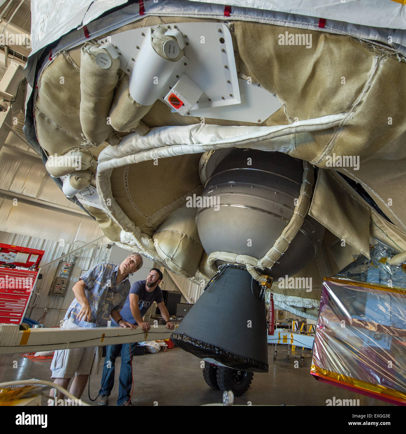 Mark Adler, Projektmanager, und Ian Clark, Principal Investigator, vom Jet Propulsion Laboratory der NASA inspizieren das Testfahrzeug für Supersonic Decelerator (LDSD) mit niedriger Dichte in der Pacific Missile Range Facility in Kauai, Hawaii, als Teil der Tests für zukünftige Mars-Missionen. Stockfoto
