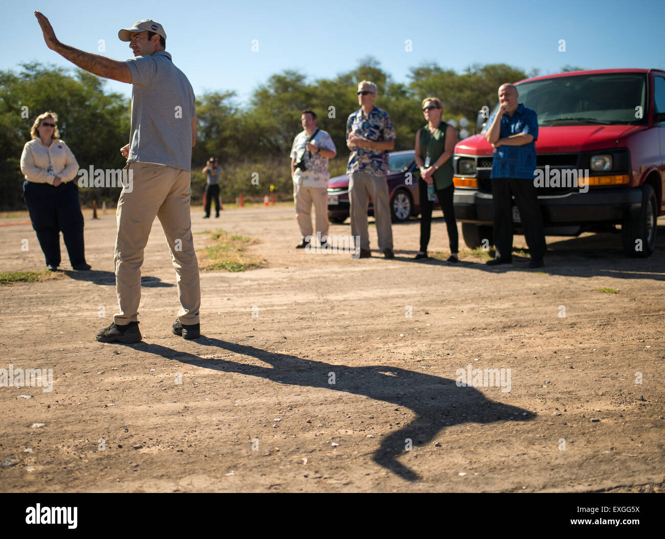 Paul Lytal vom Jet Propulsion Laboratory der NASA präsentiert den Low-Density Supersonic Decelerator (LDSD) in der Pacific Missile Range Facility der US Navy in Kauai, Hawaii, vor dem Flugtest. Stockfoto