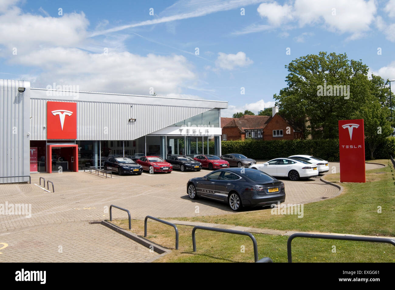 Tesla Elektroauto Autos Händler Händler Autohaus Autohäuser nicht Franchise Modell s Modelle reichen Crawley uk Stockfoto