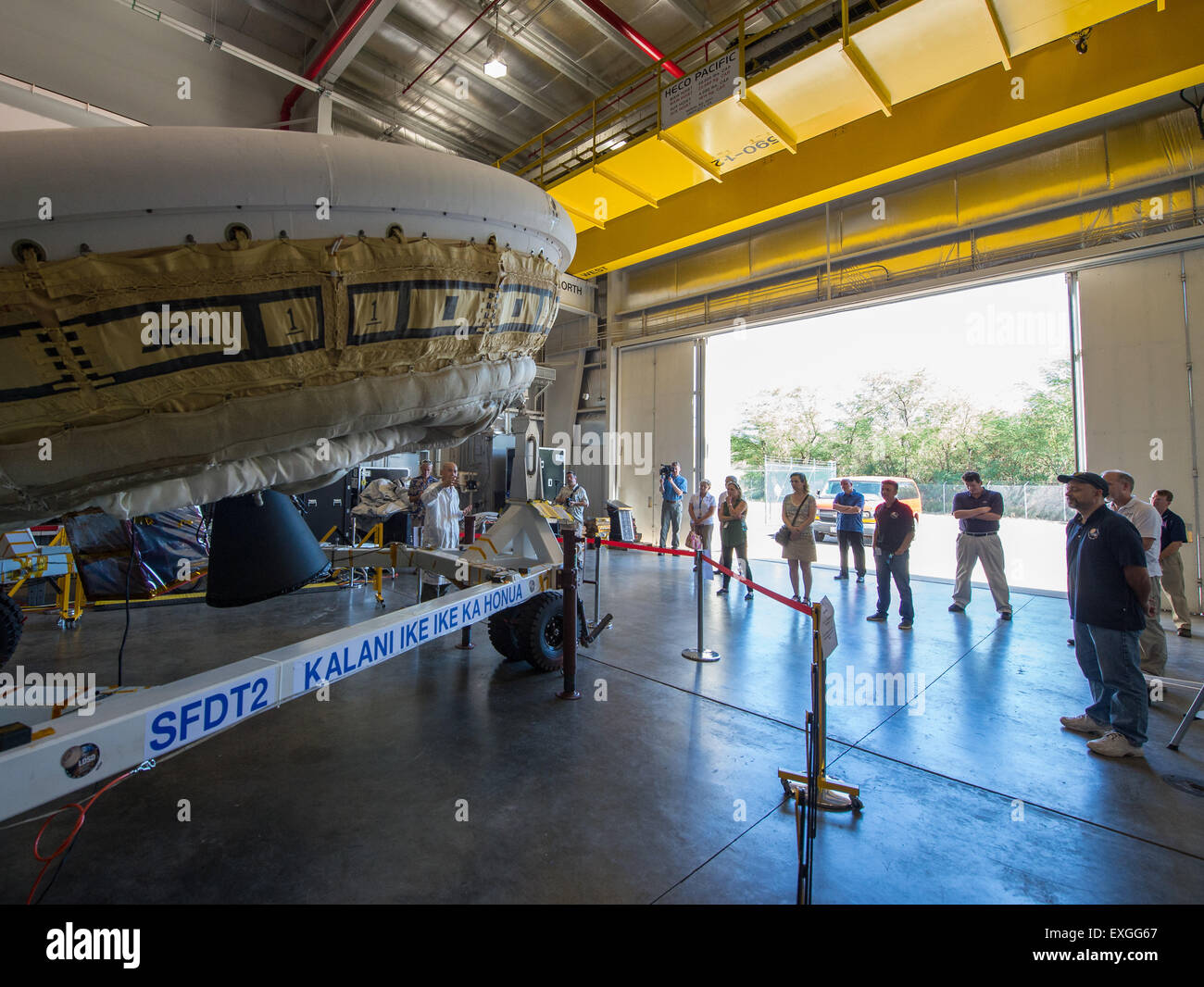 Ban Tieu, LDSD-Integrations- und Testmanager, spricht über die Erprobung des NASA-Unterschalldämpfers (LDSD) in der Pacific Missile Range Facility, Hawaii. Das Fahrzeug ist so konzipiert, dass es Raumfahrzeuge auf anderen Planeten landen kann. Stockfoto