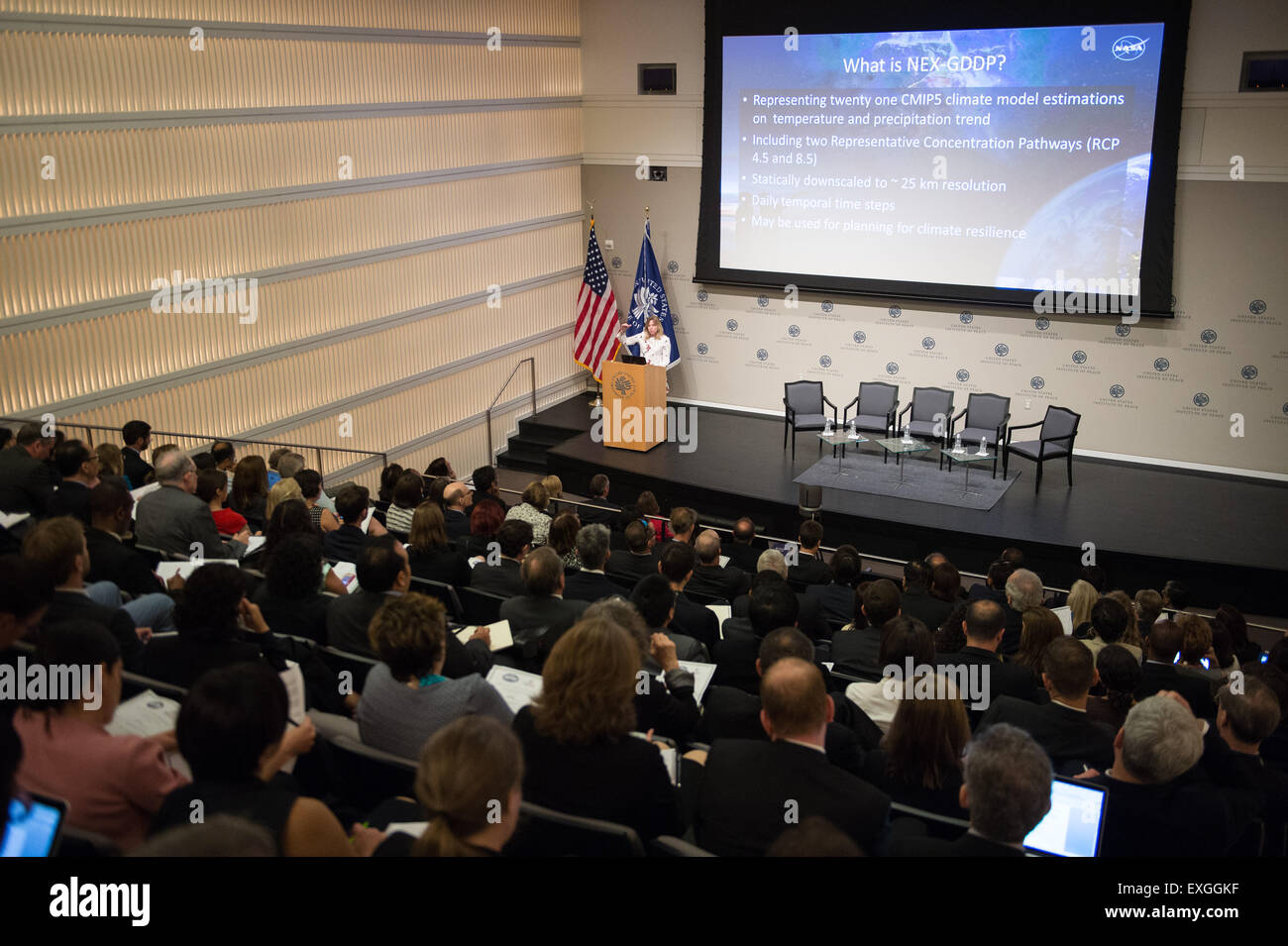 Dr. Ellen Stofan, wissenschaftlicher Leiter, NASA, gezeigt, dass die Arten von Informationen, die die Erde Exchange globale tägliche heruntergerechnet Projektionen (NEX-sind) Dataset zur Verfügung stellt, um Entwicklungsländern zu helfen ihre Klima-Widerstandsfähigkeit auf Dienstag, 9. Juni 2015 auf dem US Institute of Peace in Washington, DC voraus. NASA veröffentlicht als Teil der internationalen öffentlich-Private Partnerschaft befähigen klimaresistenten Entwicklung von Nationen das neue NEX-sind Dataset, das Tagesleistungen herunterskalierten Klima-Modell für jedes Land in der Welt zur Verfügung stellt. Stockfoto