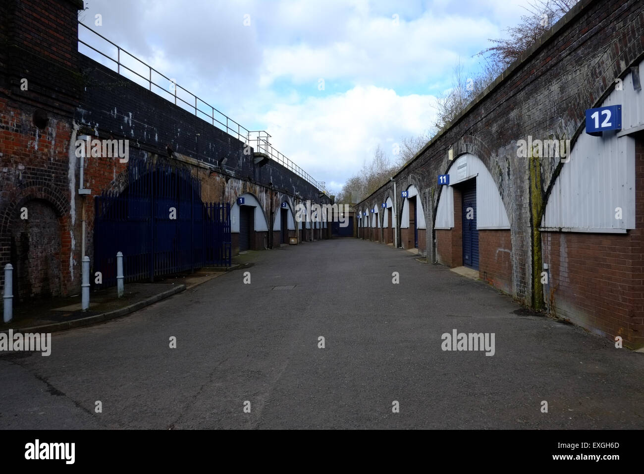 Industrieanlagen im alten Bahnhof Bögen Leamington Spa Stockfoto