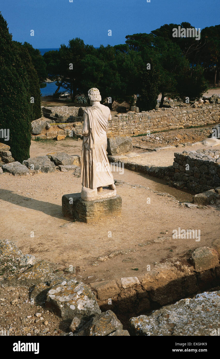 Griechische Kunst. Ampurias. Griechische Kolonie gegründet von den Griechen der Herde. 575 V. CHR.. Ruinen mit Statue des Asklepios, Gott der Medizin. Katalonien. Spanien. Stockfoto