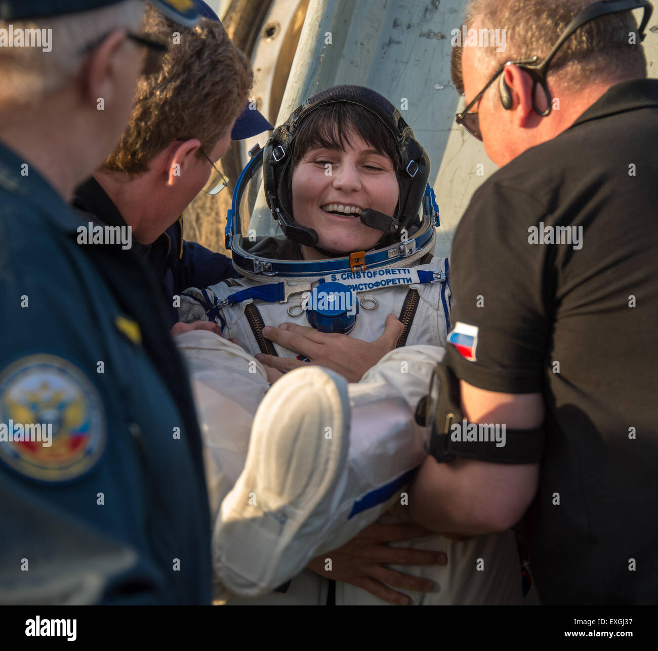 Expedition 43 italienische Astronaut Samantha Cristoforetti vom European Space Agency (ESA) ist aus der Sojus TMA - 15 M Sonde nur wenige Minuten nachdem sie und NASA-Astronaut Terry Virts der NASA und Kosmonauten Anton Shkaplerov von der russischen föderalen Raumfahrtagentur (Roskosmos) in einer abgelegenen Gegend in der Nähe der Stadt Zhezkazgan, Kasachstan über Donnerstag, 11. Juni 2015 landete geholfen. Virts, Shkaplerov und Cristoforetti sind nach mehr als sechs Monate an Bord der internationalen Raumstation ISS zurück wo sie als Mitglieder der Expedition 42 und 43 Mannschaften dienten. Stockfoto