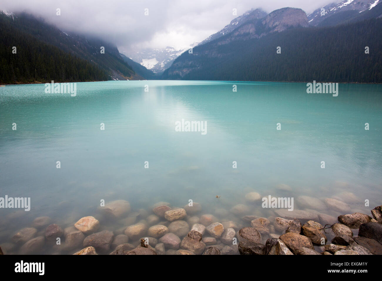 Ein Blick über Moraine Lake, Kanada an einem nebeligen Tag Stockfoto