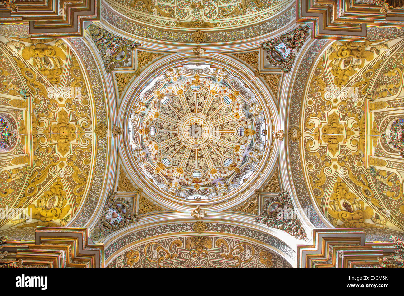 GRANADA, Spanien - 29. Mai 2015: Die Decke und die Kuppeln der Kirche Nuestra Señora de Las Angustias. Stockfoto