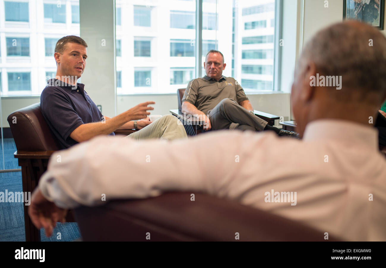 NASA-Astronauten Reid Wiseman, links, und Butch Wilmore mit NASA-Administrator Charles Bolden und NASA stellvertretender Administrator Dava Newman, Dienstag, 23. Juni 2015 im NASA-Hauptquartier in Washington zu besuchen. Stockfoto