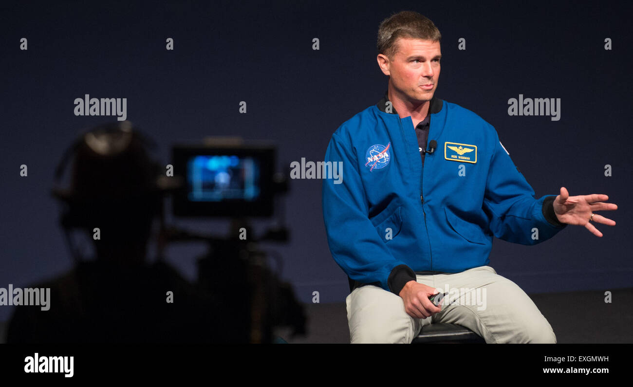 NASA-Astronaut Reid Wiseman gibt einen Vortrag über seine Zeit leben und arbeiten an Bord der internationalen Raumstation ISS während der Expeditionen 40 und 41, Dienstag, 23. Juni 2015 im NASA-Hauptquartier in Washington, DC.  Neben der Wissenschaft durchgeführt während seines Aufenthalts nahm Wiseman auch an zwei Außenbordeinsätze während seiner Zeit im Orbit.  Bildnachweis: (NASA/Joel Kowsky} Stockfoto