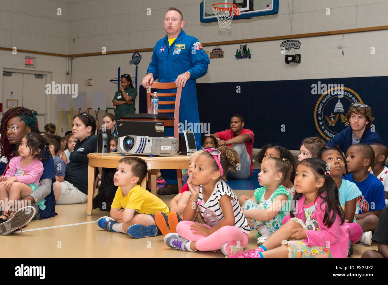 Astronaut Barry "Butch" Wilmore spricht mit Studenten, die an der gemeinsamen Base Anacostia-Bolling (JBAB)-Sommer-Camp über seine Zeit an Bord der internationalen Raumstation ISS 24. Juni 2015 bei JBAB in Washington, DC. Stockfoto