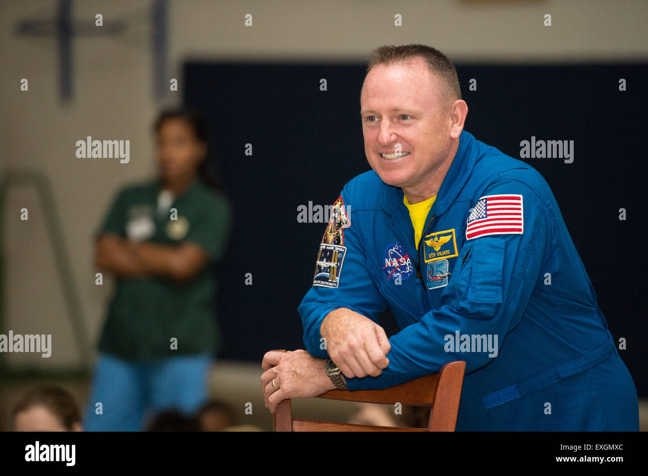 Astronaut Barry "Butch" Wilmore zeigt ein Video zu Studenten, die an der gemeinsamen Base Anacostia-Bolling (JBAB)-Sommer-Camp über seine Zeit an Bord der internationalen Raumstation ISS 24. Juni 2015 bei JBAB in Washington, DC. Stockfoto