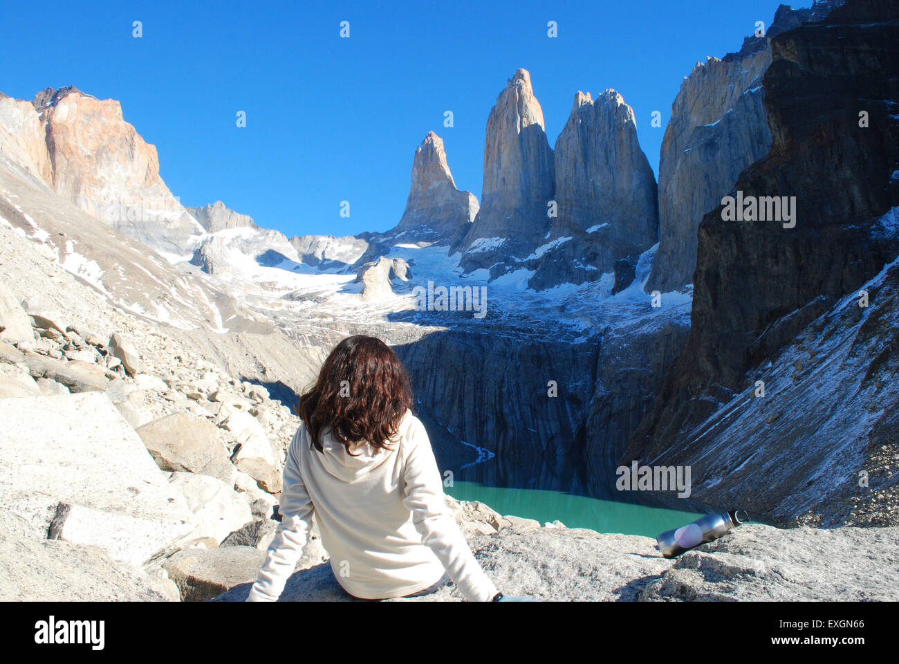Frau ausruhen nach einer langen Wanderung zu den Drei Türmen, Torres del Paine Nationalpark, Chile die Aussicht bewundern Stockfoto