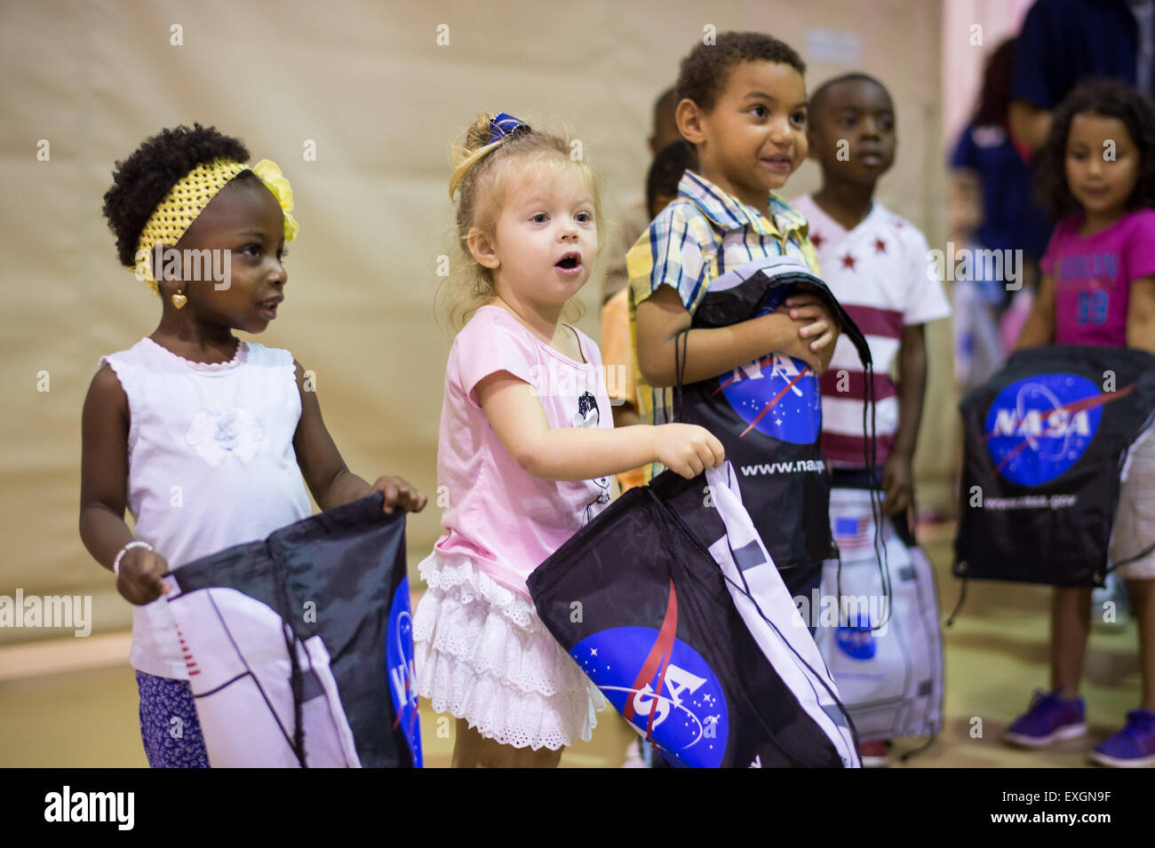 Studenten, die an das gemeinsame Base Anacostia-Bolling (JBAB) Summer Camp sammeln NASA Taschen nach Astronaut Barry "Butch" Wilmore Präsentation über seine Zeit an Bord der internationalen Raumstation ISS 24. Juni 2015 bei JBAB in Washington, DC. Stockfoto